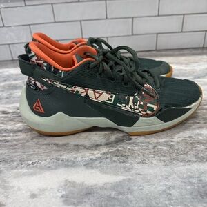 Nike Zoom Freak 2 Ashiko Boys Size 6.5 Basketball Shoes Green and Orange